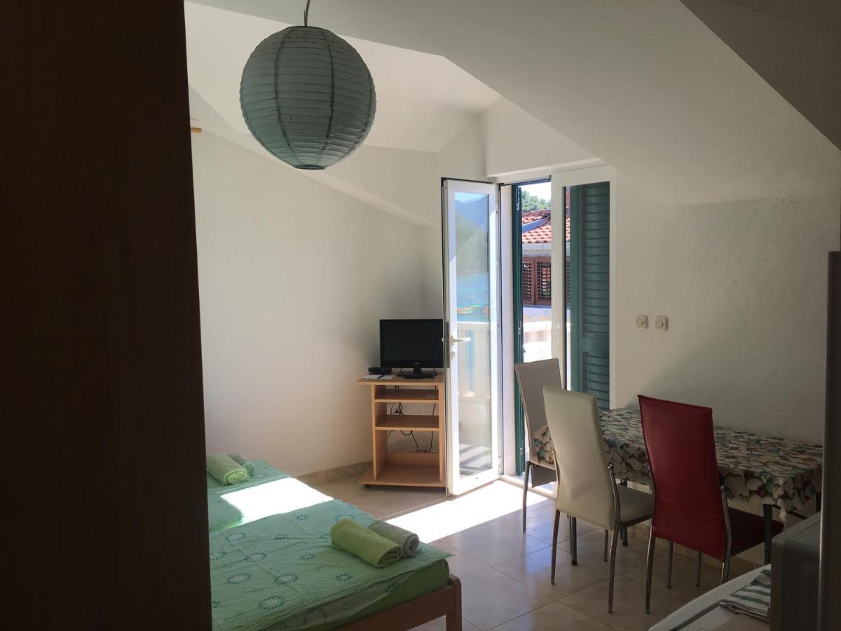 Apartmani Domenika Zuljana Exterior photo